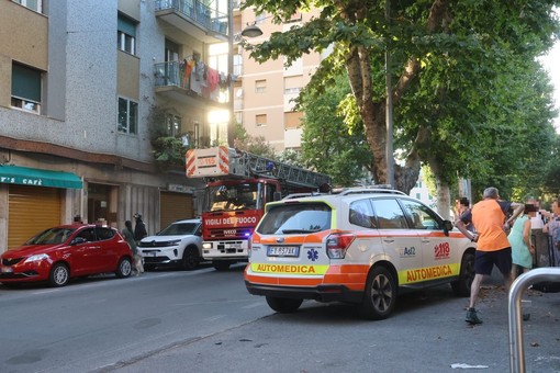 Savona, incendio su un terrazzo di via Crispi: Vigili del fuoco in azione Savona, incendio su un terrazzo di via Crispi: Vigili del fuoco in azione