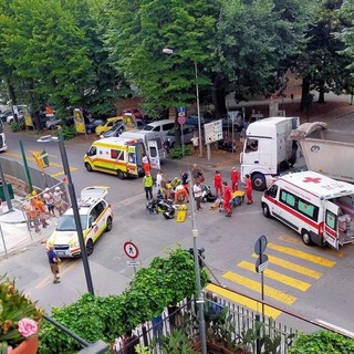 Savona, scontro tra due moto in corso Mazzini: due persone in codice giallo al San Paolo