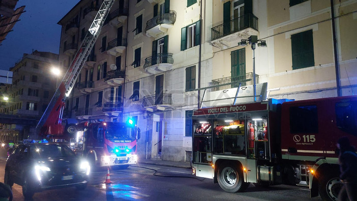 Savona, fiamme in un tetto in via XX Settembre: intervento dei vigili del fuoco Savona, fiamme in un tetto in via XX Settembre: intervento dei vigili del fuoco