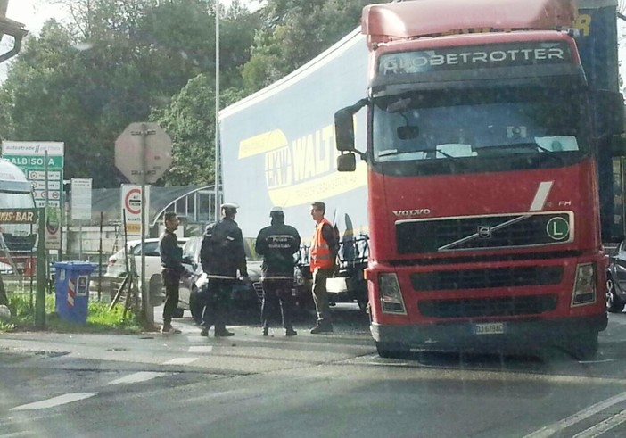 Albisola Superiore, camion contro macchina all'uscita del casello