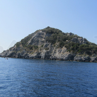 La cappelletta sull'isola di Bergeggi sarà demolita? Il Comune frena: “Nessuna decisione presa”