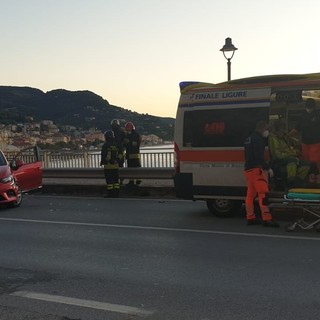 Finale, mezzo della nettezza urbana scontra auto sulla via Aurelia: due codici gialli al Santa Corona (FOTO)