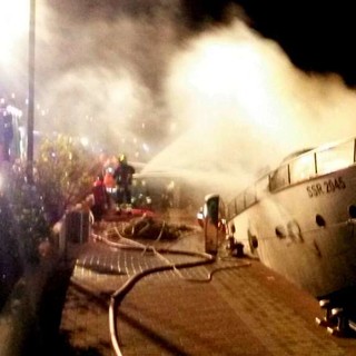 Incendio yacht alla Marina di Loano: tre morti e una sopravvissuta (FOTO e VIDEO)