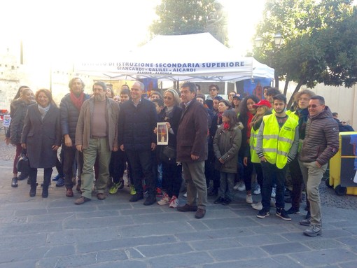 Albenga, le nuove generazioni in "piazza" con il sindaco Cangiano per difendere  l’ambiente e lanciare la campagna per una città più pulita