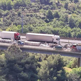 A10, incidente all'altezza di Pietra Ligure: tre veicoli coinvolti. Autostrada riaperta (FOTO)