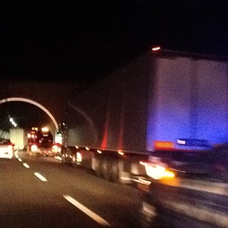 Albisola, macchina agganciata e trascinata da un camion in autostrada