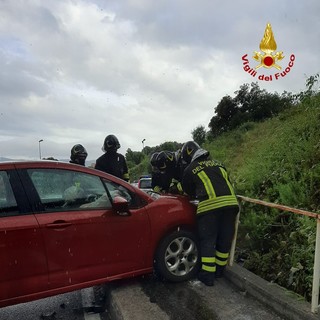 Savona, auto contro il marciapiede a Legino: mobilitati vigili del fuoco, sanitari e polizia municipale (FOTO)