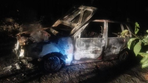 A fuoco l'auto dell'"accumulatore compulsivo" a Casanova Lerrone