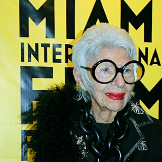 Addio a Iris Apfel: si è spenta a 102 anni un’icona leggendaria di stile