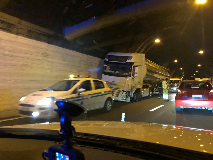 Incidente sulla A10 tra Finale Ligure e Spotorno: code per 8 km
