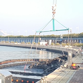 Yacht a fuoco a Loano, inchiesta archiviata, un barbecue all'origine delle fiamme