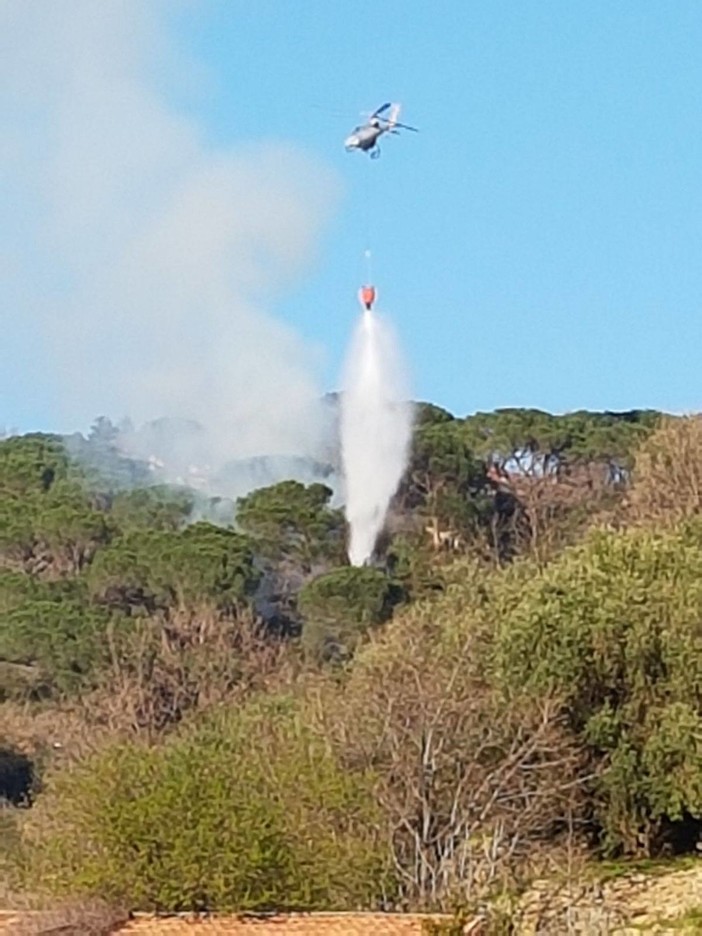Spento l'incendio a San Bernardino, si indaga sulle cause delle ripartenze: non si escude l'atto di un piromane