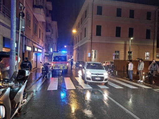 Finale, moto investe due pedoni sulla via Aurelia: soccorsi mobilitati Finale, moto investe due pedoni sulla via Aurelia: soccorsi mobilitati