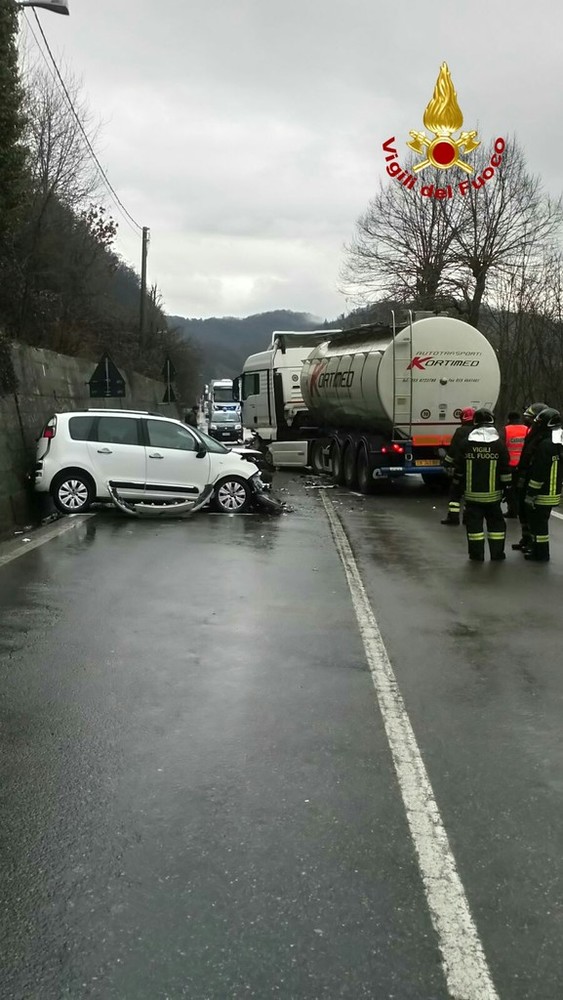 Incidente tra auto e camion a Piana Crixia Incidente tra auto e camion a Piana Crixia