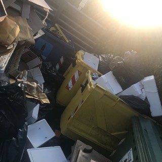 Isole ecologiche intasate a Verezzi. Residenti e commercianti: "ATA, dove sei?"