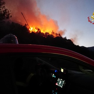 Incendio boschivo ad Orco Feglino: nella notte zona presidiata per evitare ripartenze improvvise Incendio boschivo ad Orco Feglino: nella notte zona presidiata per evitare ripartenze improvvise