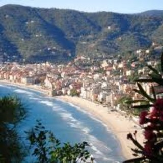 Dopo Avogadro e il temporale di ieri, TG2 e TG5 danno per scomparse le spiagge di Alassio. Il Muretto a picco sul mare?