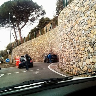 Tamponamento auto-camioncino tra Ceriale e Borghetto: traffico rallentato