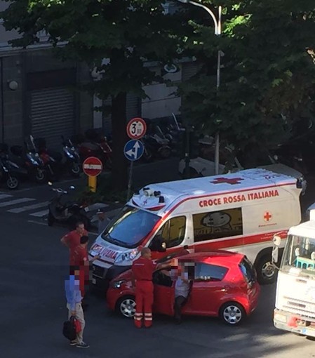 Savona, scontro tra ambulanza e auto in corso Mazzini (FOTO)