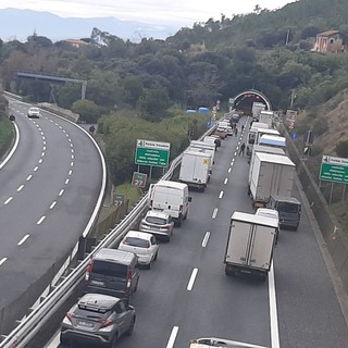 Operaio investito lungo l'A10 tra Varazze e Celle: traffico in tilt (FOTO)