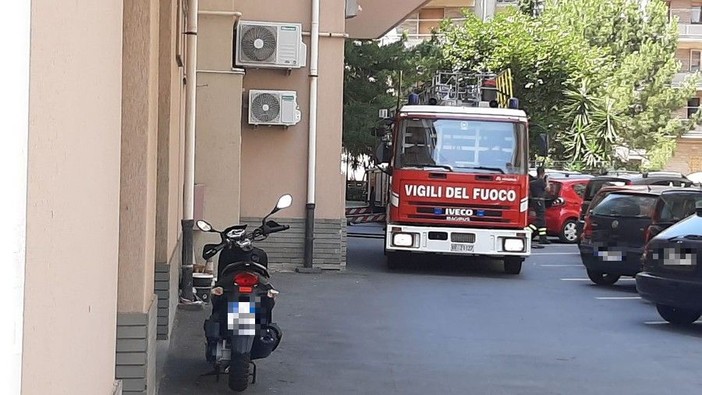 Savona, una baracchetta in fiamme su un terrazzo ha causato l'incendio in via Pirandello