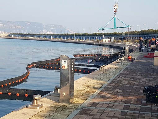 Incendio nel porto di Loano: proseguono le operazioni di messa in sicurezza e recupero dell'imbarcazione (FOTO e VIDEO) Incendio nel porto di Loano: proseguono le operazioni di messa in sicurezza e recupero dell'imbarcazione (FOTO e VIDEO)