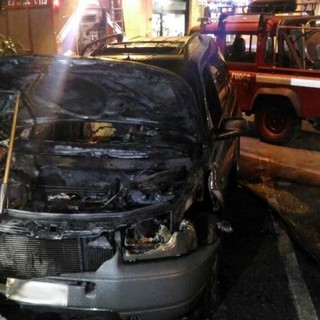 Fuoristrada in fiamme a Vado Ligure. Nessun ferito