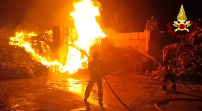 Cordame nautico in fiamme all’isola ecologica: vigili del fuoco mobilitati