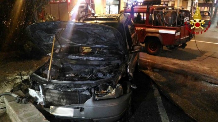 Fuoristrada in fiamme a Vado Ligure. Nessun ferito Fuoristrada in fiamme a Vado Ligure. Nessun ferito