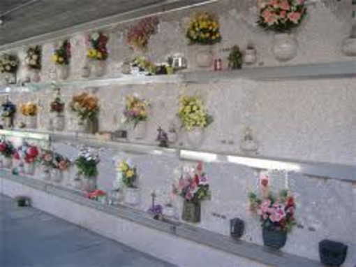 Alassio, veicolo elettrico per garantire l'accesso dei disabili al cimitero comunale Alassio, veicolo elettrico per garantire l'accesso dei disabili al cimitero comunale