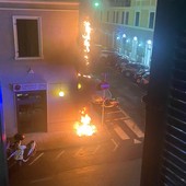 A fuoco l'insegna di una pizzeria, paura a Savona: vigili del fuoco mobilitati (FOTO)