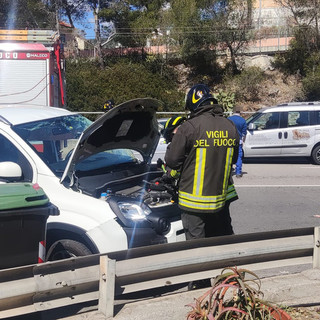 Borgio Verezzi, auto scontra un furgone sull'Aurelia: due feriti non gravi, traffico in tilt (FOTO)