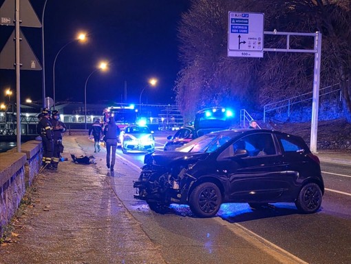 Paura nella notte a Savona, auto contro il muro su lungomare Matteotti: soccorsi mobilitati (FOTO)