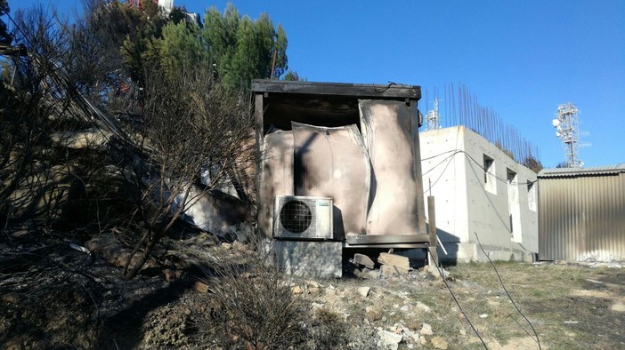 Sotto controllo l'incendio boschivo tra Andora e Cervo: al via l'operazione di bonifica Sotto controllo l'incendio boschivo tra Andora e Cervo: al via l'operazione di bonifica