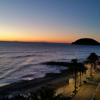 Giornate fredde e terse, ecco la Corsica che "affianca" l'isola Gallinara