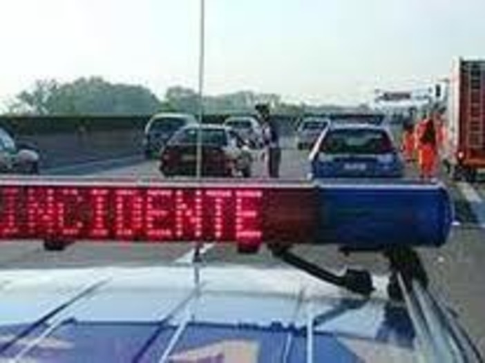 Muore cadendo dal viadotto dell'autostrada Muore cadendo dal viadotto dell'autostrada