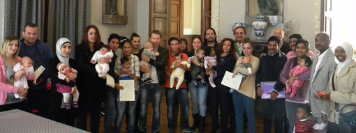 Savona, consegnata la cittadinanza onoraria "Ius soli" ai bimbi stranieri
