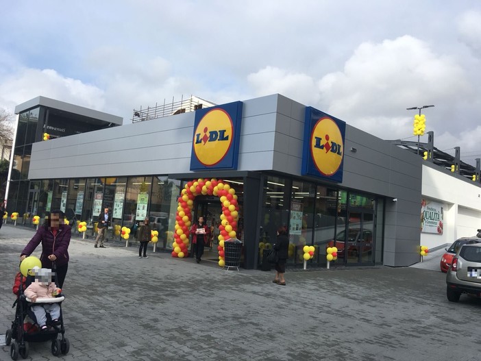 Savona, parcheggi Lidl chiusi di notte ai cittadini. Il vicesindaco Arecco: "Devono rimanere aperti, sono pubblici" Savona, parcheggi Lidl chiusi di notte ai cittadini. Il vicesindaco Arecco: "Devono rimanere aperti, sono pubblici"