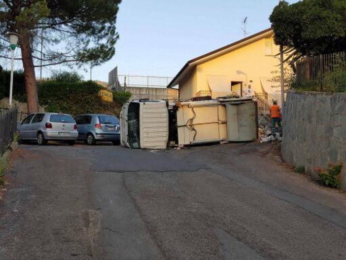 Camion della nettezza urbana si ribalta: paura questa mattina a Ceriale
