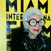 Addio a Iris Apfel: si è spenta a 102 anni un’icona leggendaria di stile