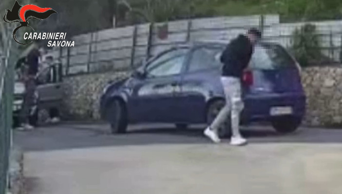 Si scontra in auto contro due ragazze e invece dei soccorsi lancia minacce, poi la fuga e la falsa denuncia di furto: denunciato (VIDEO)