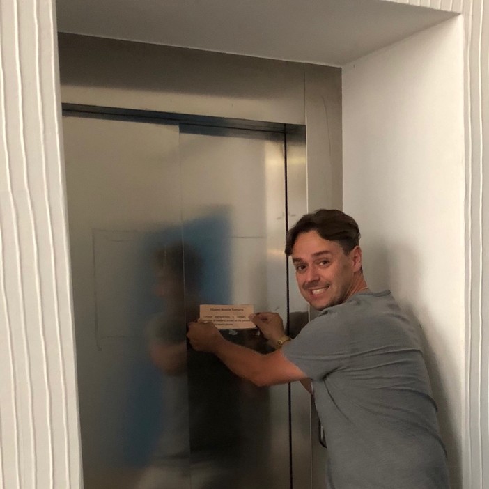 Albenga, sopralluogo del consigliere Ciangherotti a Palazzo Peloso Cepolla: &quot;Strappato l'ennesimo cartello abusivo dall'ascensore pubblico&quot;