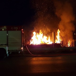 Albenga: incendio di una baracca nei pressi dell'Aurelia (FOTO)