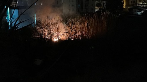 Spotorno, incendio sterpaglie nei pressi di un'abitazione. Parzialmente interessato il tetto