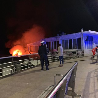 Loano, in fiamme il dehor de &quot;La Marinella Beach&quot;: intervento dei vigili del fuoco (FOTO)