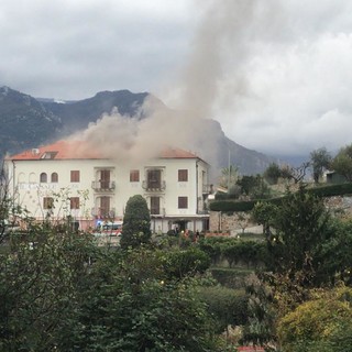 Incendio al relais "Il Casale" di Tovo San Giacomo: intervento dei Vigili del fuoco in corso