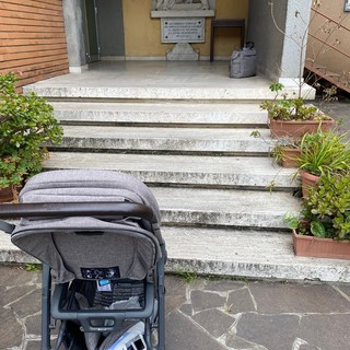 Mamme in difficoltà per accedere al centro vaccinale per l'infanzia di Loano, Casto (Gruppo Misto): "Come possono entrare un passeggino o una carrozzina?"