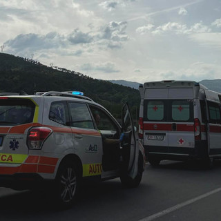 Quiliano, donna in bicicletta travolta da un'auto in via Savona