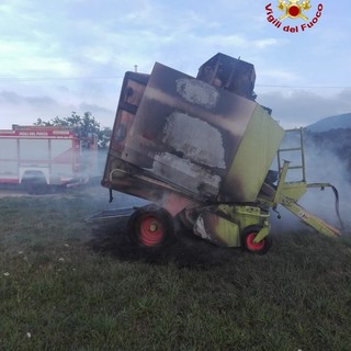 Imballatrice in fiamme a Carcare: intervento dei vigili del fuoco (FOTO)