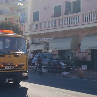 Pietra, auto si ribalta su un fianco: soccorsi mobilitati, un codice giallo al Santa Corona (FOTO) Pietra, auto si ribalta su un fianco: soccorsi mobilitati, un codice giallo al Santa Corona (FOTO)